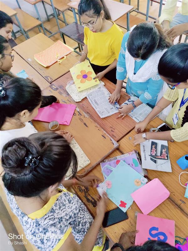 11-05-2022 PAPER BAG MAKING  In Sai College Incubation Center Sai Kalakriti Kendra